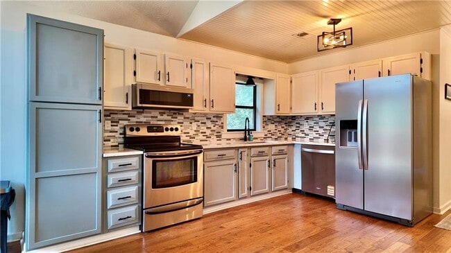 Building Photo - 947 Lake Dr SW