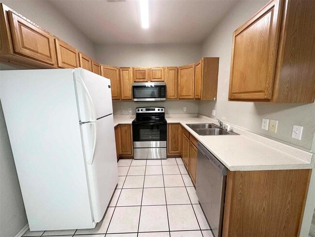 Building Photo - 10000 Shadowview Dr