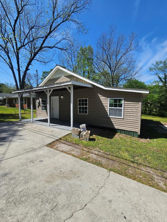 Building Photo - 182 Hughes St