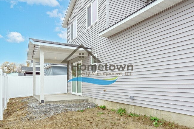 Building Photo - 3 Bedroom Home with 1.5 Bathrooms and an A...