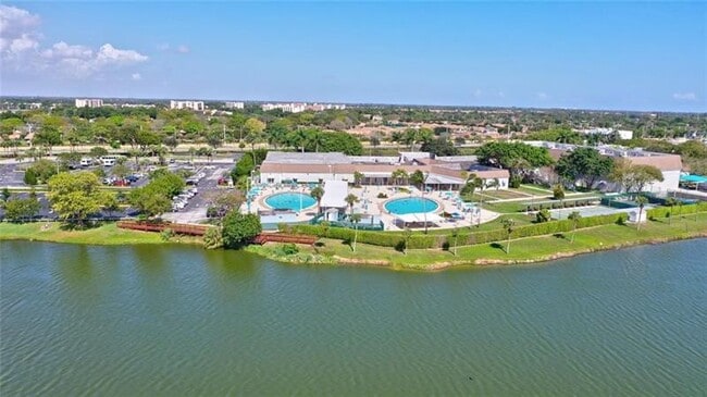Building Photo - 526 Saxony Dr