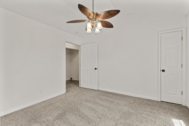Building Photo - Knoxville 37912 - 3 bedroom, 2.5 bath all ...