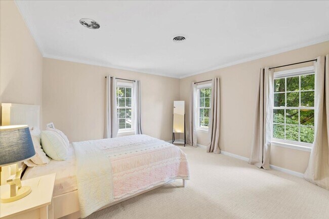 Building Photo - Spacious Home with Fenced Yard Exclusive Access to Hethwood Amenities