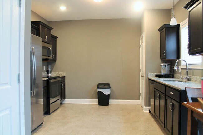 Building Photo - 256 Azalea Dr