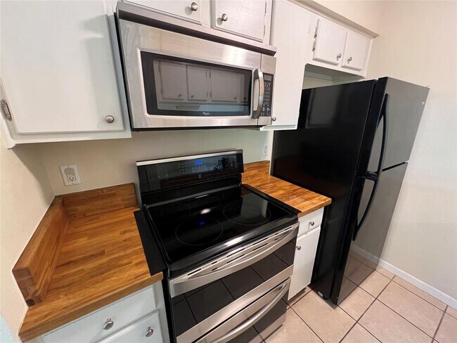 Building Photo - 2450 Ashdale Dr