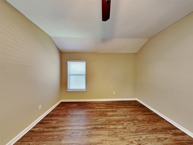 Building Photo - 3223 Stoneydale Ln