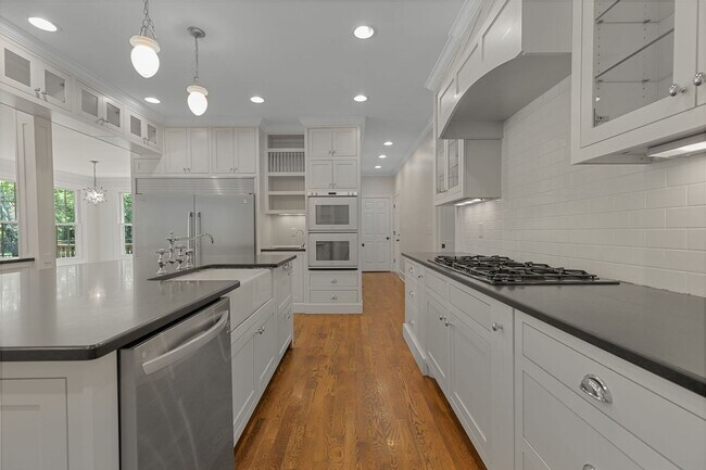 Building Photo - AVAILABLE NOW-- 4-Bed/5-Bath in the heart ...