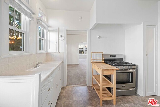 Building Photo - 643 S Detroit St