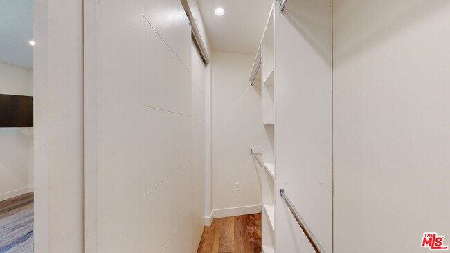 Building Photo - 547 N W Knoll Dr