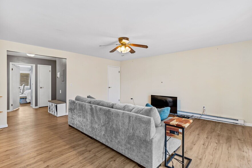 Building Photo - 22 Radio Pl