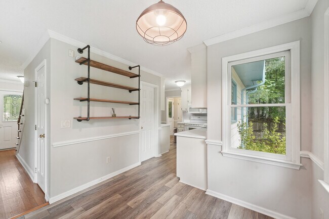 Building Photo - 1610 S Wade Ave