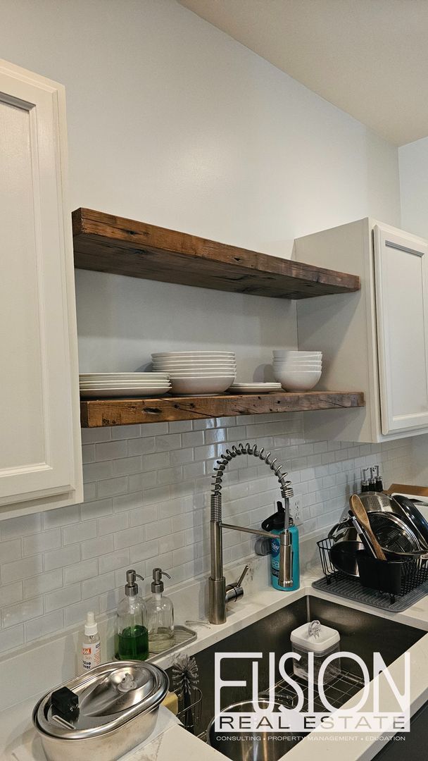 Building Photo - Bright, Modern 3 Bedroom Townhouse in Esse...