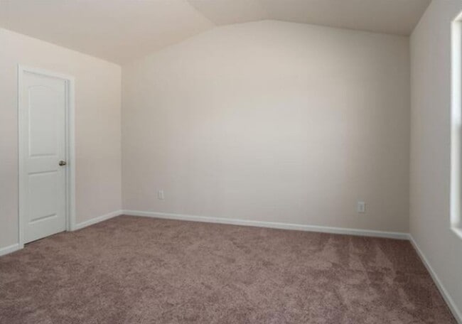 Building Photo - STYLE, COMFORT and CONVENIENCE