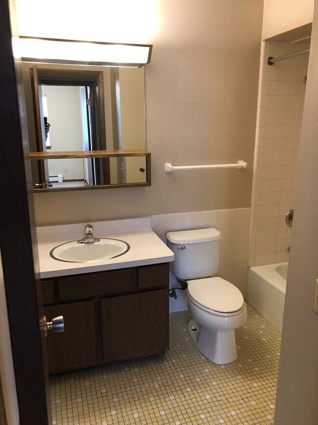 Building Photo - Spacious 1 bedroom plus den.