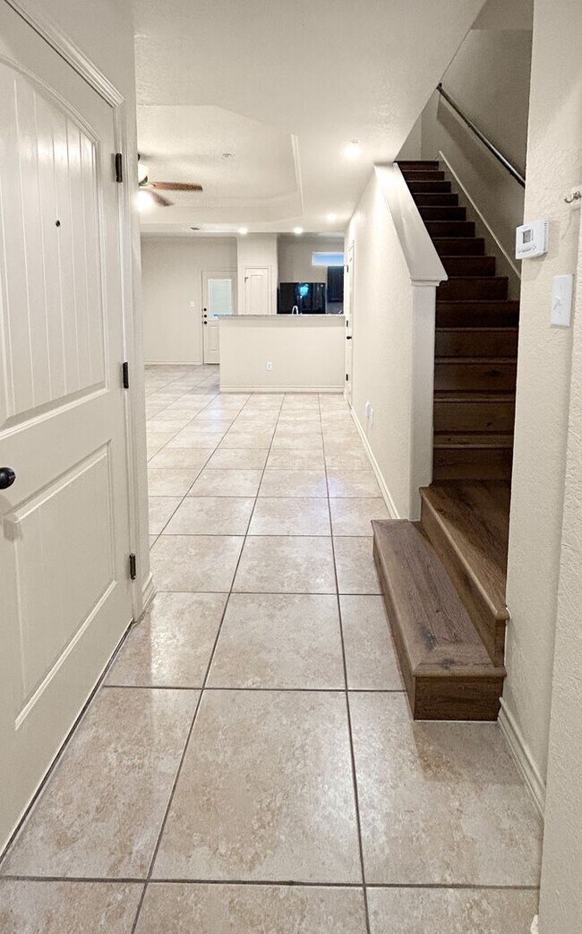 Building Photo - Low-Maintenance 3-Bedroom Townhome with Modern Layout + Easy Commute Access