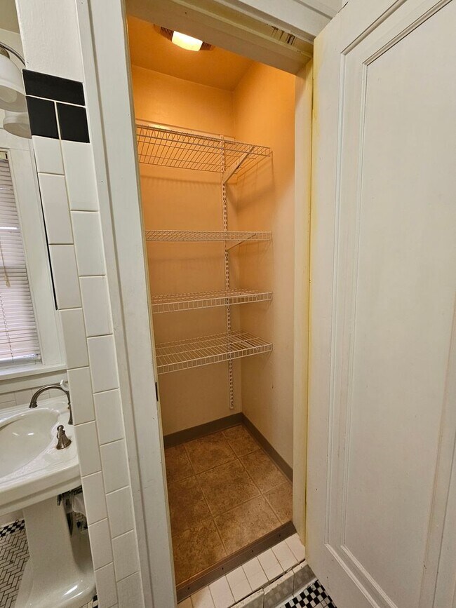 Building Photo - Cozy Single-family Home