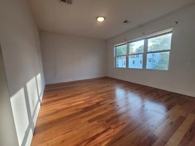 Building Photo - 129 Brookdale Ave