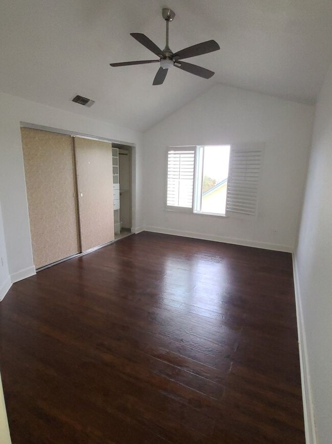 Building Photo - Beautiful Tri-Level Home in Hercules