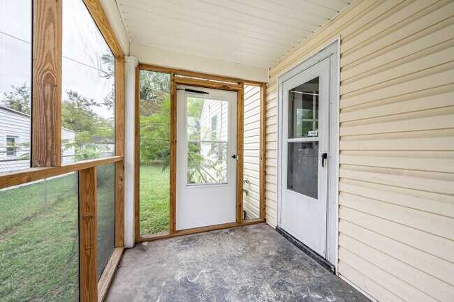 Building Photo - Charming 2-Bed, 1-Bath Home with All-inclu...