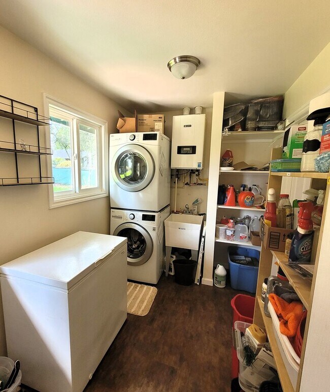 Building Photo - Spacious 3–4 Bedroom Rambler with Private Studio & Mount Baker Views