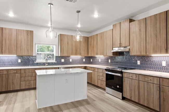 Building Photo - * MOVE IN SUMMER 7/31/207 * 5 Bed 5.5 Bath...