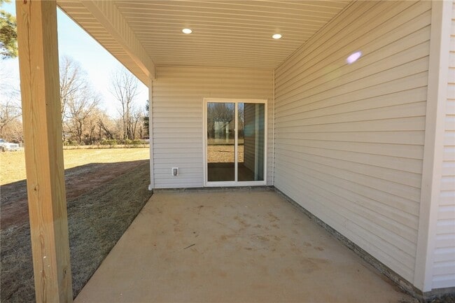 Building Photo - 655 N Genevieve Ave