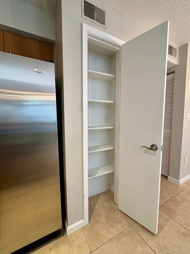 Building Photo - 1050 Crystal Way