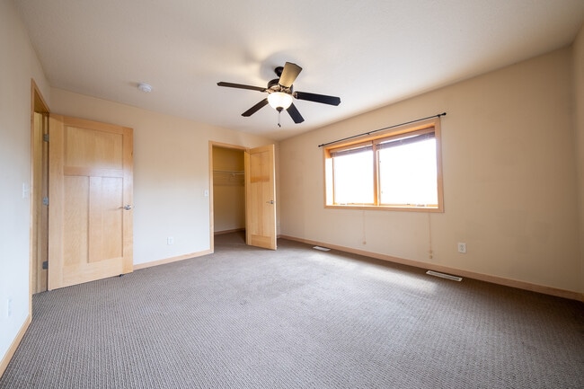 Building Photo - 852 W Berwood Ave