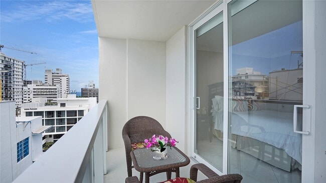 Building Photo - 1750 James 9J