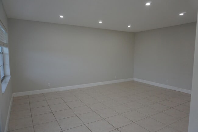 Building Photo - 168 Coventry G