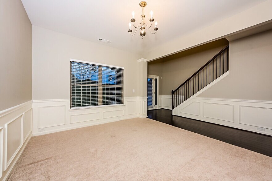 Building Photo - 559 Dahlia Dr