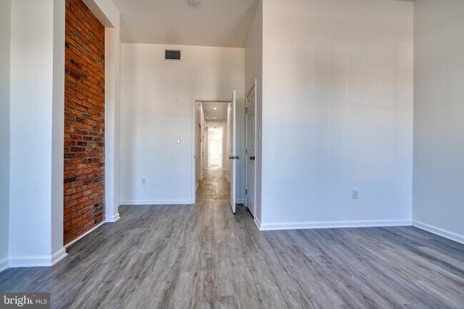 Building Photo - 131 E North Ave