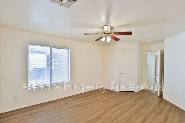 Building Photo - 1710 E Horseshoe Ave