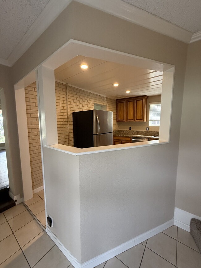 Building Photo - Spacious 4 Bedroom 2.5 Bathroom Hayward Home with Fresh Paint and New Carpet