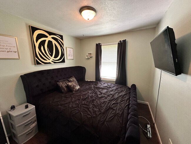 Building Photo - 3 bedroom, 2 Full Bathroom Single Family H...