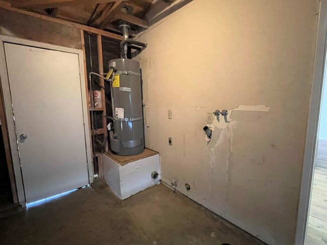 Building Photo - Recently Renovated and Move In Ready!