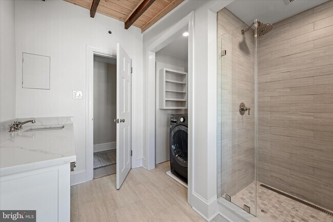 Building Photo - 320 S Loudoun St