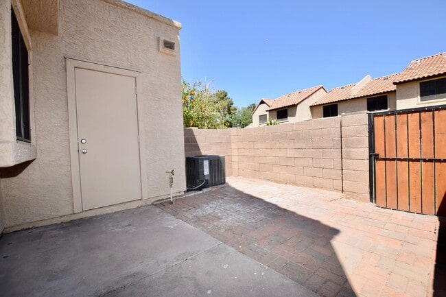 Building Photo - Beautiful 2 bed 2.5 bath Townhouse in Mesa!