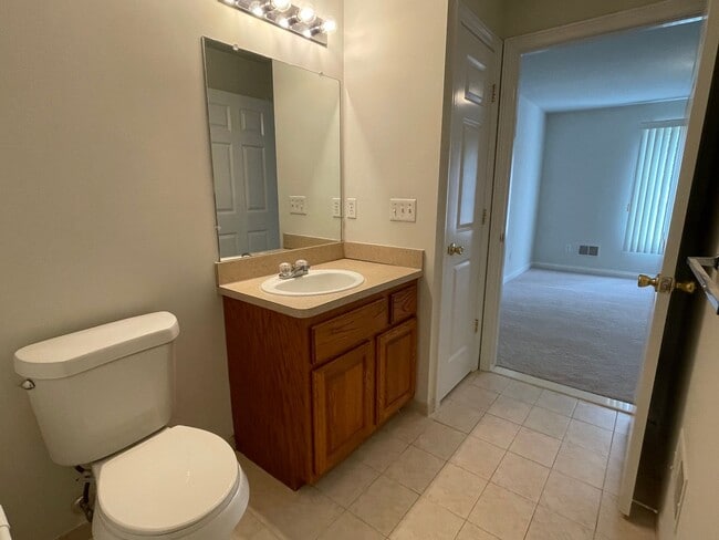 Building Photo - Shelby Twp 2-bedroom, 2-bath condo-style, private patio, 1st floor unit