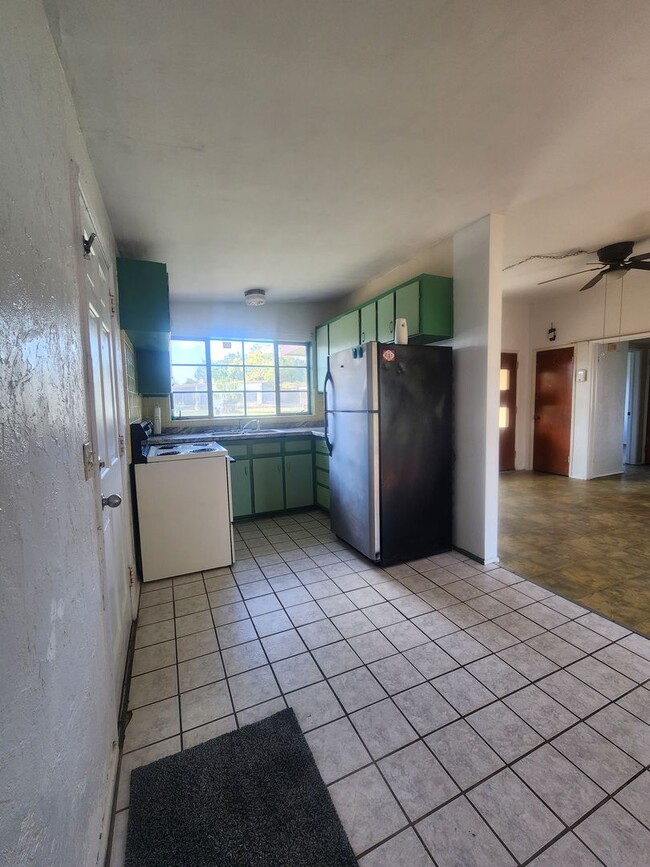 Building Photo - 2 Bedroom 1 Bath Single Family Home, Fence...
