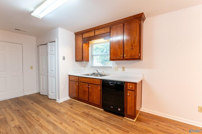 Building Photo - 236 Shadowbrook Ln NE