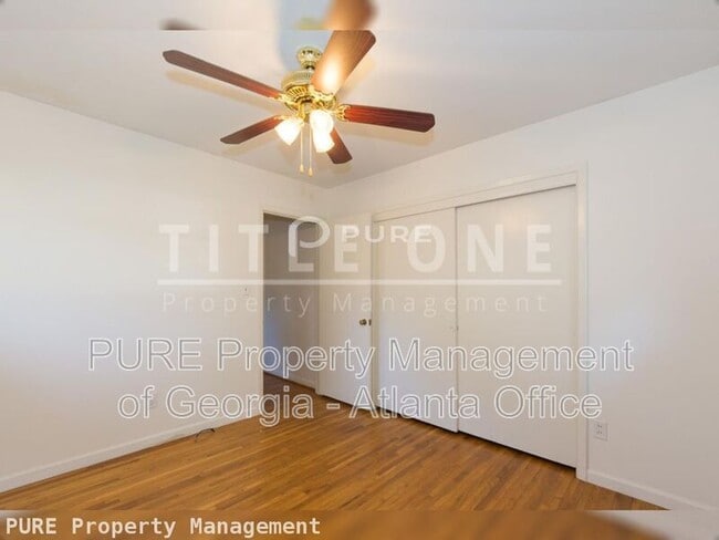 Building Photo - 2435 Woodacres Rd NE