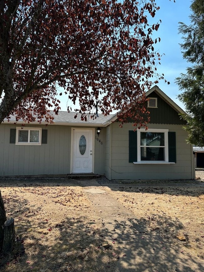 Building Photo - Older 3/1 home in Sutherlin