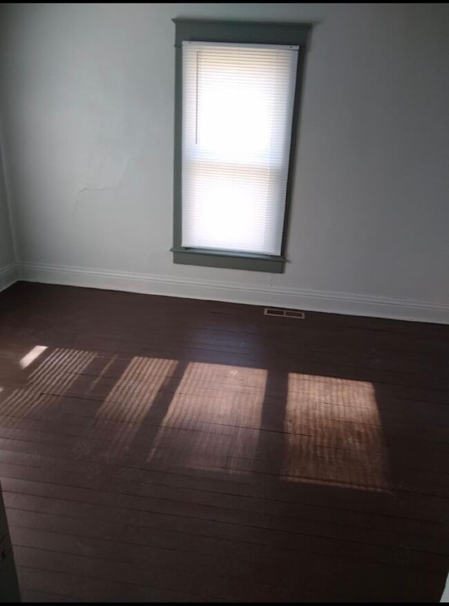 Building Photo - $1095 - 4 bed 1 bath - Single Family Home