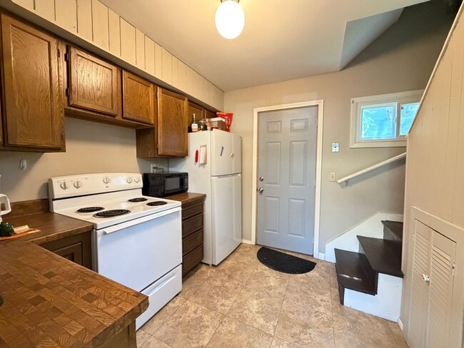 Building Photo - 2 Bedroom Home - Open August 1st!
