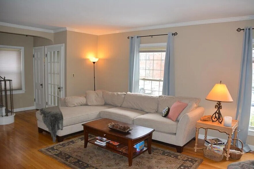 Family room - 2475 Channing Rd