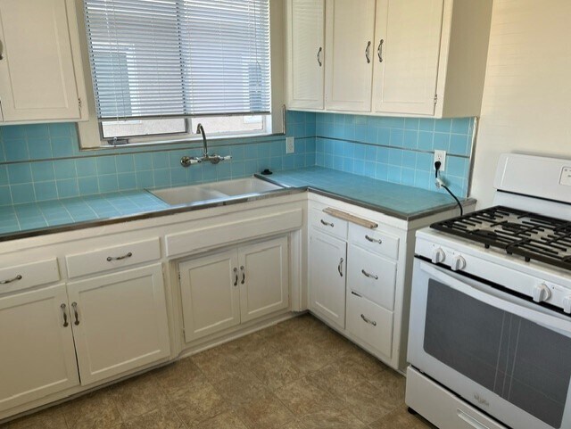 37-D Kitchen - 3137 S Barrington Ave