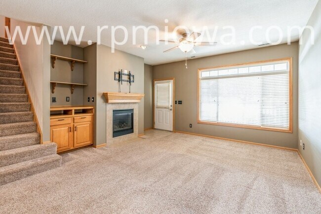 Building Photo - UPDATED TOWNHOME!! 2 Bedroom, 2.5 Bath in Ankeny