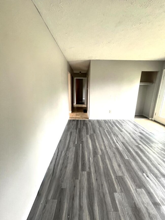 Building Photo - 4-5 Bedroom With 1 Bathroom