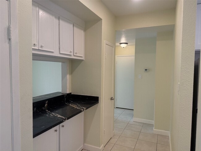 Building Photo - 6525 Renwick Dr